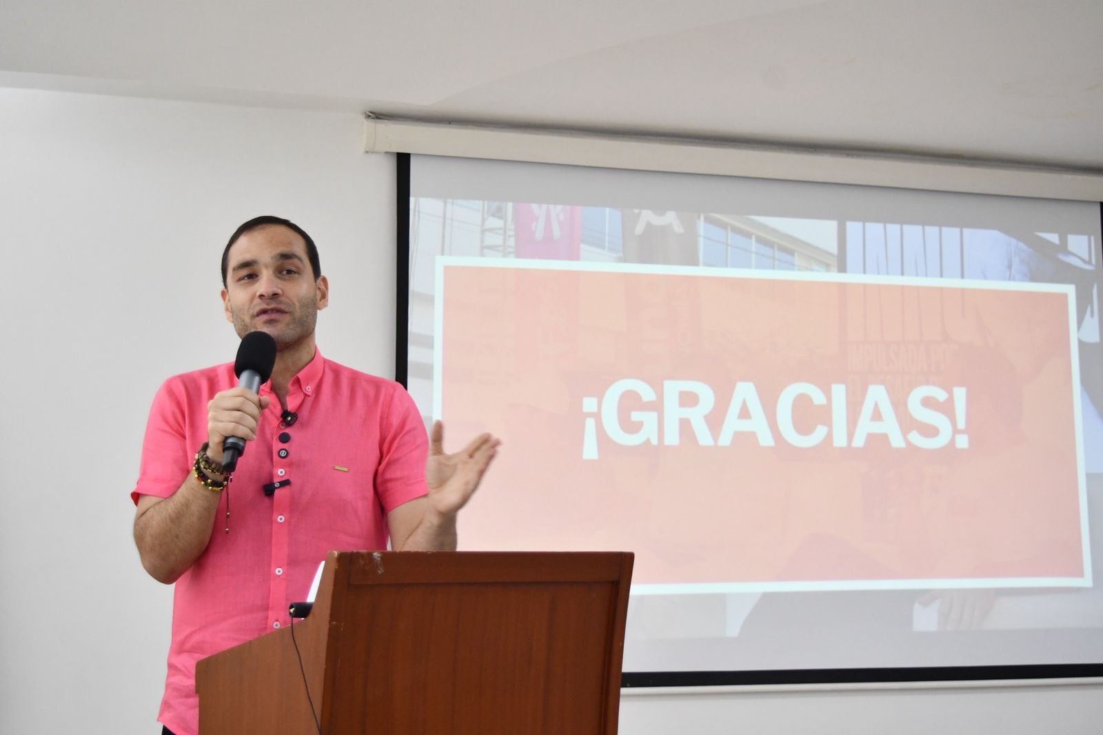Jorge Andrés Gechem Artunduaga, secretario de Desarrollo Económico y Turismo del Huila, durante la presentación del balance de gestión.