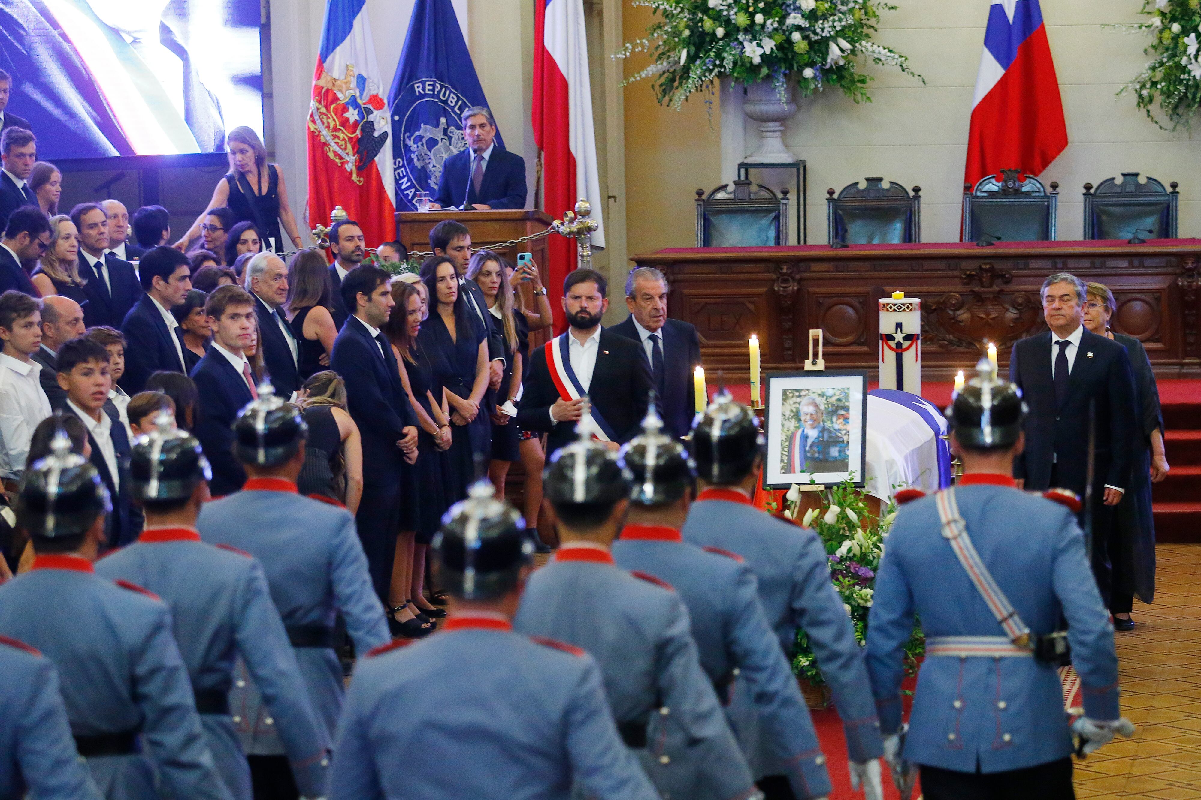 SCH01. SANTIAGO (CHILE), 09/02/2024.- El presidente de Chile, Gabriel Boric, y los expresidentes Eduardo Frei Ruiz-Tagle y Michelle Bachelet acompañan el féretro con el cuerpo del expresidente Sebastián Piñera hoy, durante una ceremonia en la antigua sede del Congreso Nacional, en Santiago (Chile). Sebastián Piñera falleció el pasado martes a los 74 años en un accidente de helicóptero EFE/ Esteban Garay