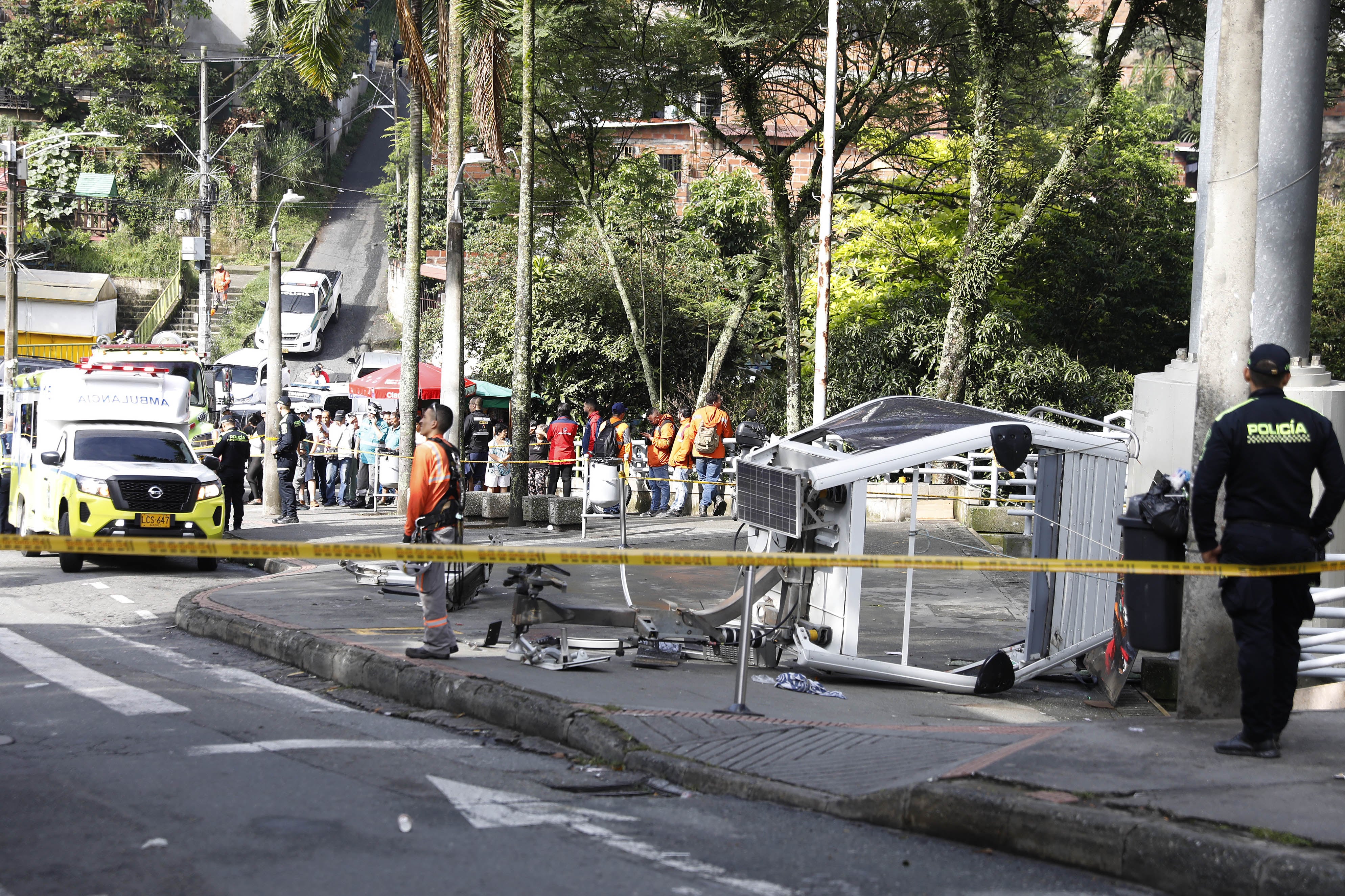 AME6873. MEDELLÍN (COLOMBIA), 26/06/2024.- Fotografía que muestra una cabina del sistema de transporte Metrocable,que cayó este miércoles, en Medellín (Colombia). Una persona muerta y 20 heridas dejó este miércoles la caída en Medellín de una cabina del Metrocable, la red de teleféricos de la ciudad, cuando estaba por ingresar a una de las estaciones del sistema de transporte, en el que quedaron atrapados por algunas horas cerca de 250 usuarios tras detener su operación. EFE/Luis Eduardo Noriega Arboleda