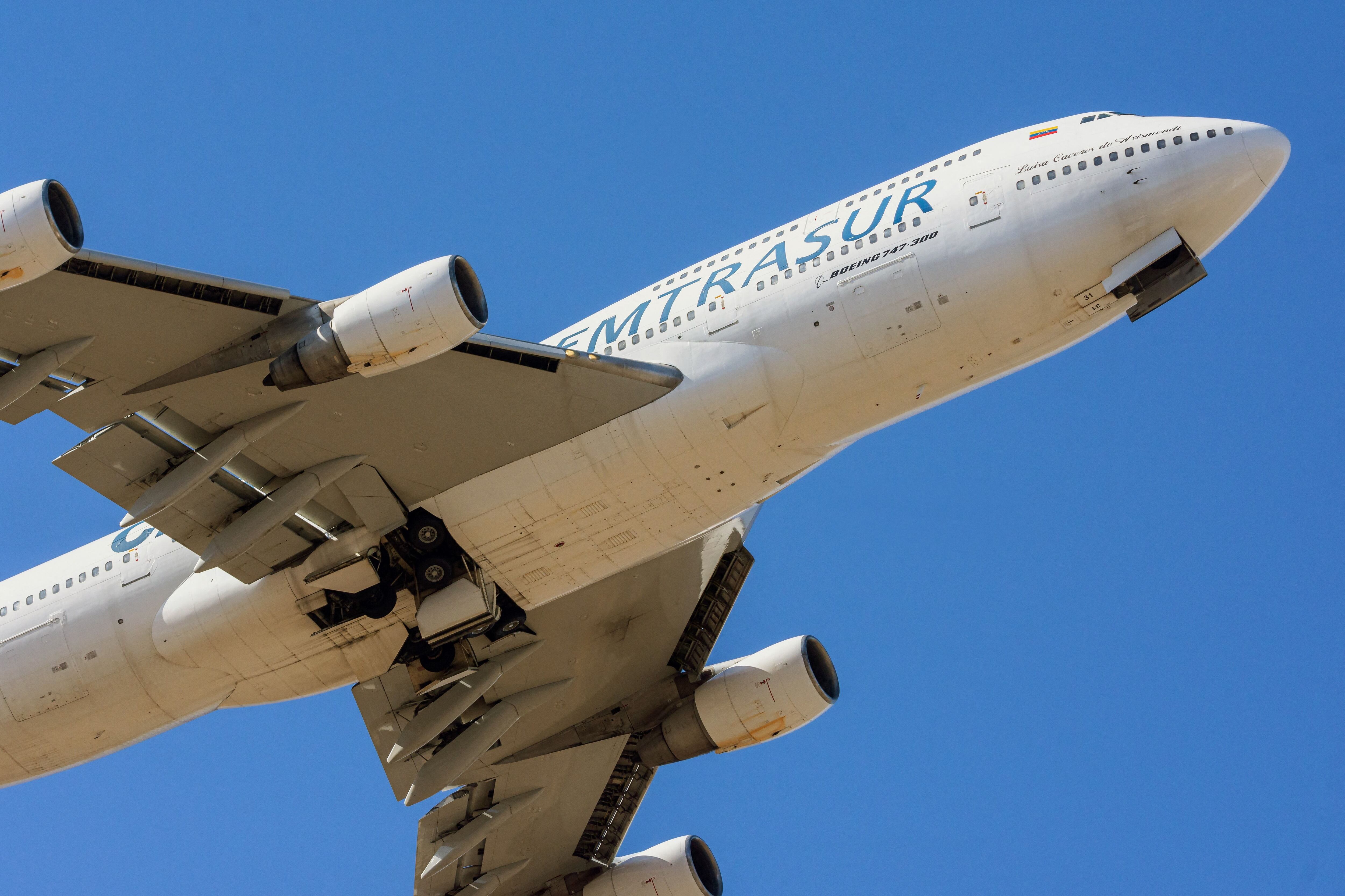 Vista del Boeing 747-300 registrado con el número YV3531 de la aerolínea venezolana Emtrasur Cargo en el aeropuerto internacional de Córdoba, Argentina, el 6 de junio de 2022. (Photo by SEBASTIAN BORSERO/AFP via Getty Images)