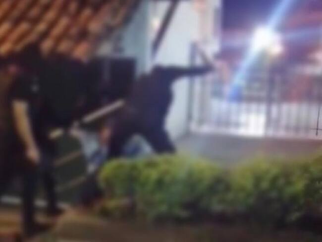 Encapuchados golpean a habitante de calle