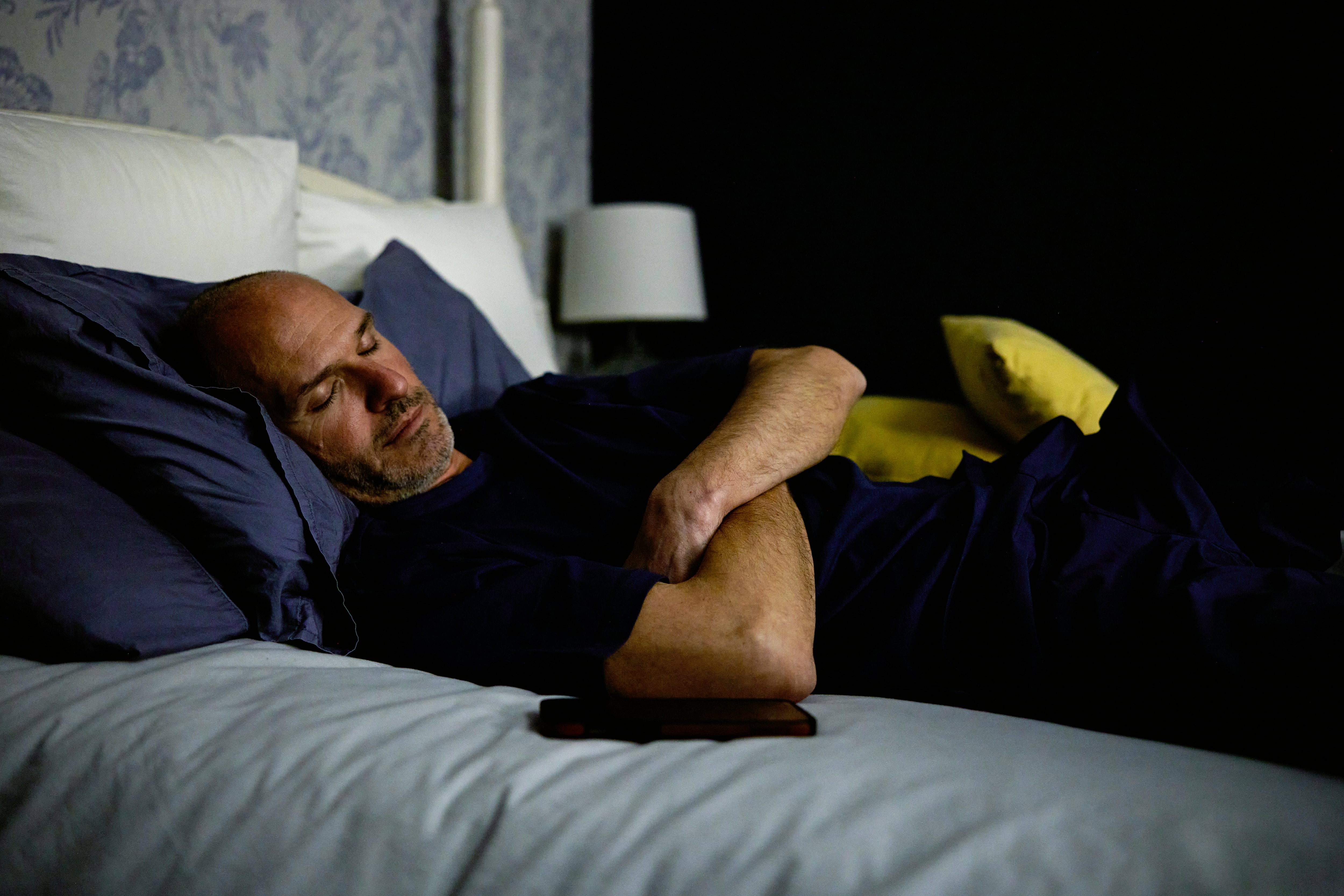 Dormir con brazos cruzados, imagen de referencia (Getty Images).