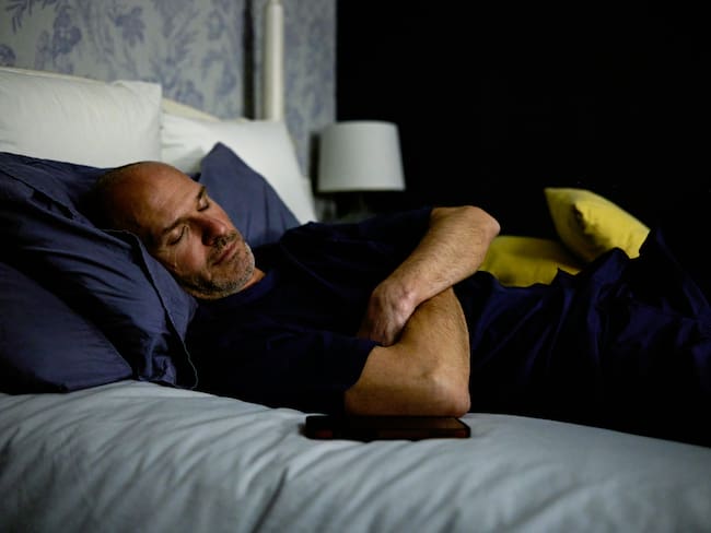 Dormir con brazos cruzados, imagen de referencia (Getty Images).