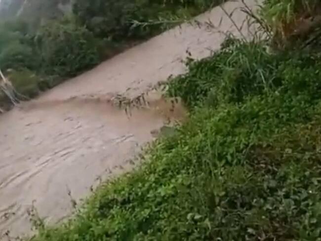Creciente del río Chicamocha se llevó puente colgante