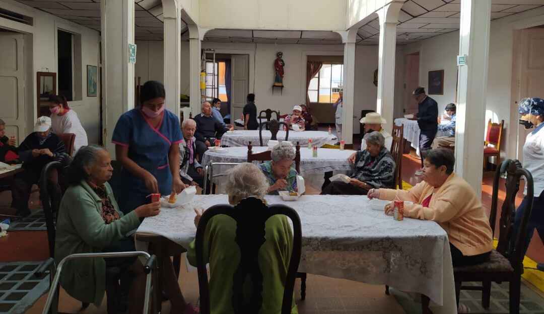 Adultos mayores de la Corporación para el Bienestar Social