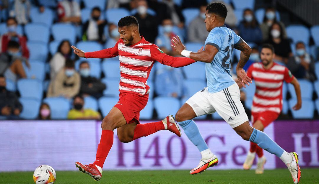 Jeison Murillo marca a su compatriota Luis Javier Suárez.