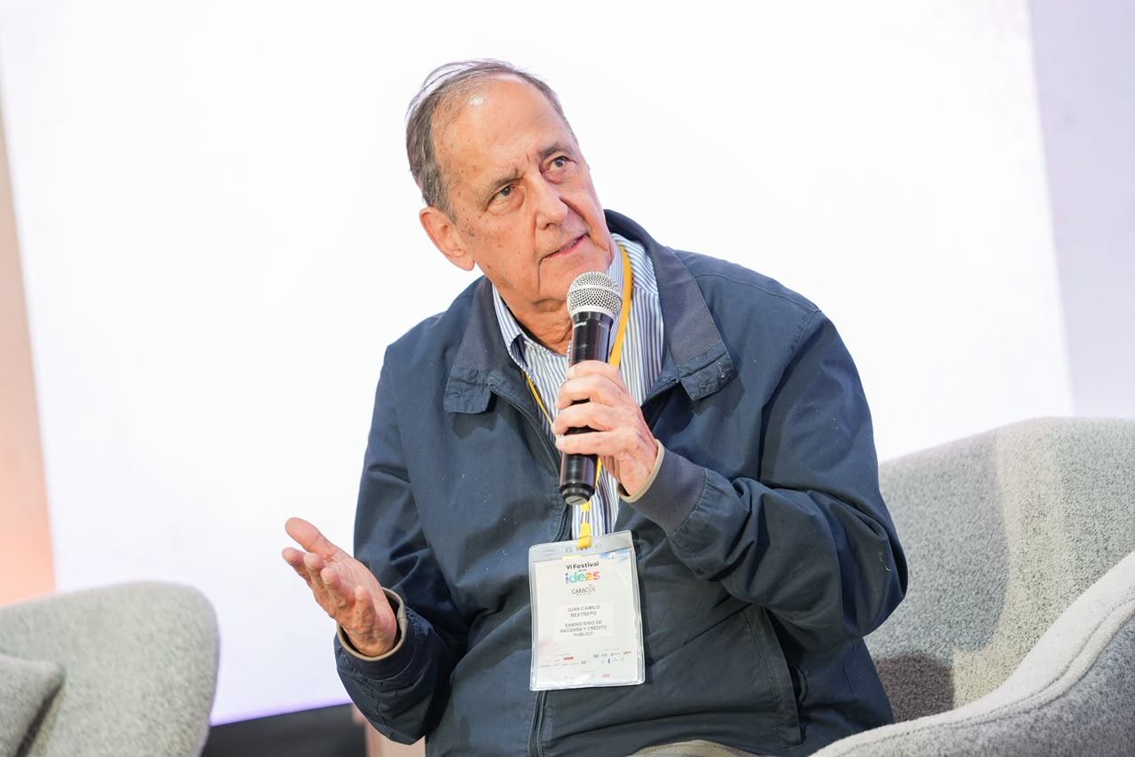 Juan Camilo Restrepo, exministro de Hacienda, comparó la situación fiscal actual con periodos críticos de la nación. | Foto: Caracol Radio