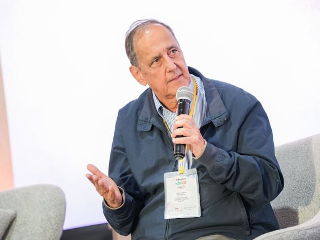 Juan Camilo Restrepo, exministro de Hacienda, comparó la situación fiscal actual con periodos críticos de la nación. | Foto: Caracol Radio