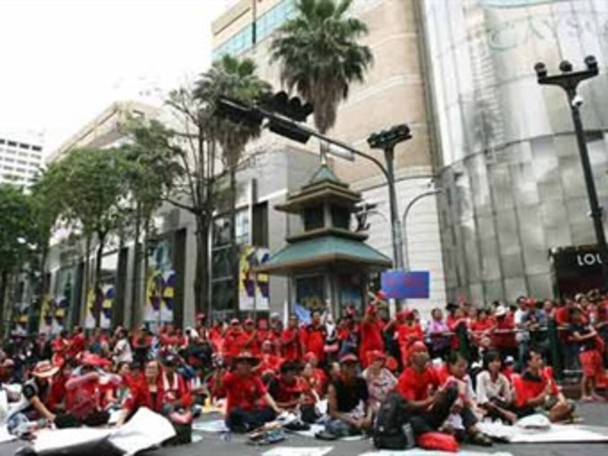 El asalto al bastión de 'camisas rojas' desata ataques y saqueos en Tailandia