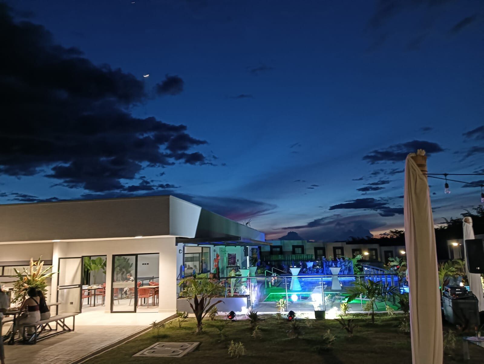 Los hermosos atardeceres del Quindío con luna incluida desde Brassia Campestre en La Tebaida. Foto: Adrián Trejos