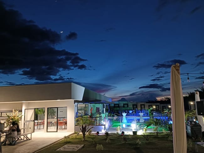 Los hermosos atardeceres del Quindío con luna incluida desde Brassia Campestre en La Tebaida. Foto: Adrián Trejos