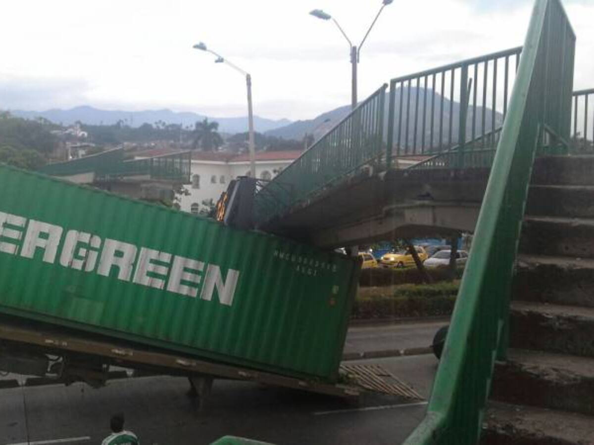 Camión con contenedor tumba parcialmente puente peatonal del club Noel en Cali