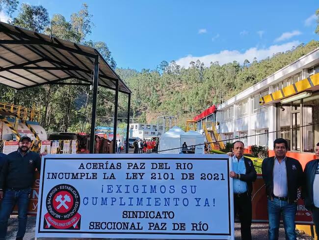 Los trabajadores de Acerías Paz del Río aprobaron con un 90% de votos la huelga, exigiendo mejores condiciones salariales y laborales.