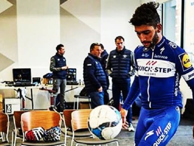 No solo ciclismo: ¡Fernando Gaviria también se le mide al fútbol!