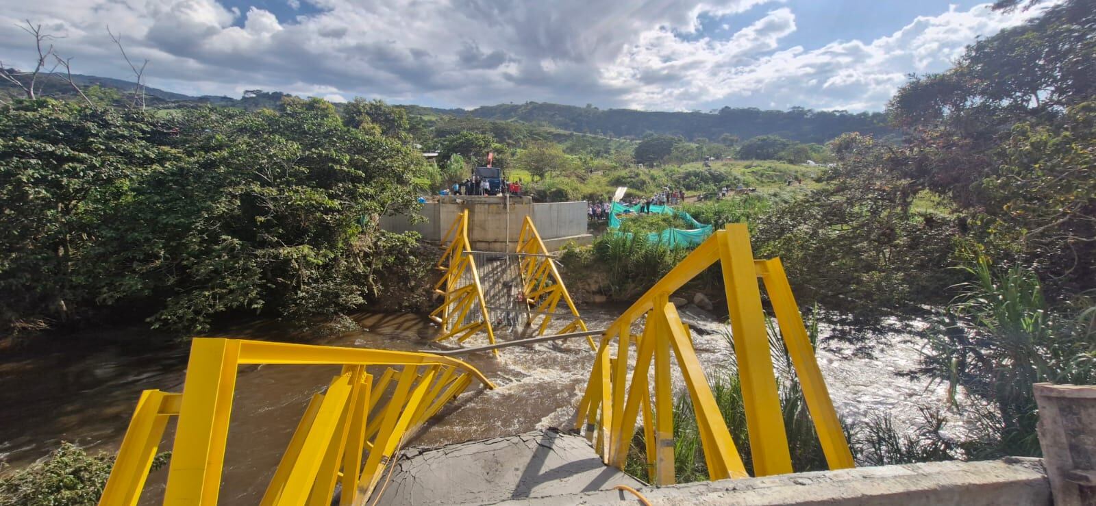 El colapso del puente El Triunfo se registró el pasado 25 de febrero y a la fecha ninguna autoridad ha dado a conocer los resultados de la investigación sobre lo sucedido / Foto: Caracol Radio.