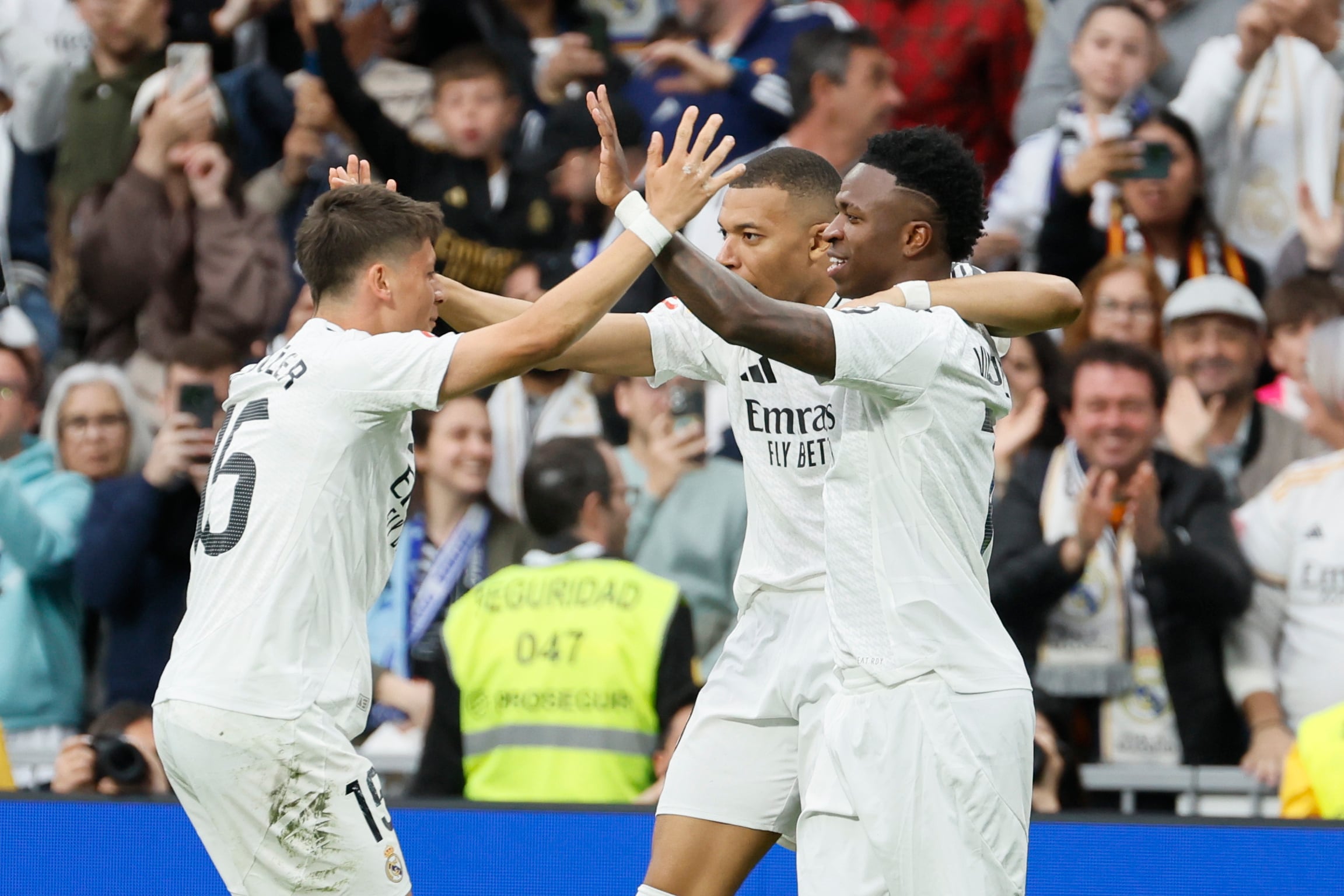 MADRID, 04/05/2025.- El delantero del Real Madrid Kylian Mbappé (2d) celebra con sus compañeros después de marcar el 2-0 en el partido entre el Real Madrid y el Celta de Vigo este domingo en el estadio Santiago Bernabéu en Madrid este domingo. EFE/ Ballesteros