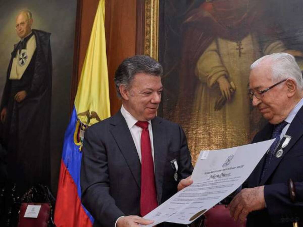 En tarimas tratando de mantener un pedacito de poder: Santos a antecesores