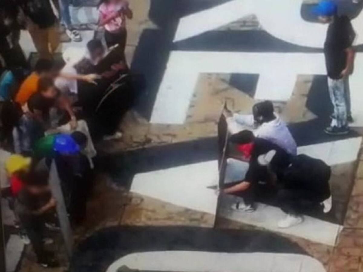 Policía dice que primera línea de Medellín “entrena” a menores de edad