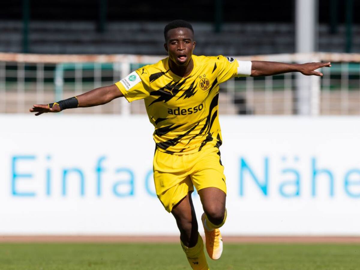 Borussia Dortmund quiere inscribir en Champions a un jugador de 15 años