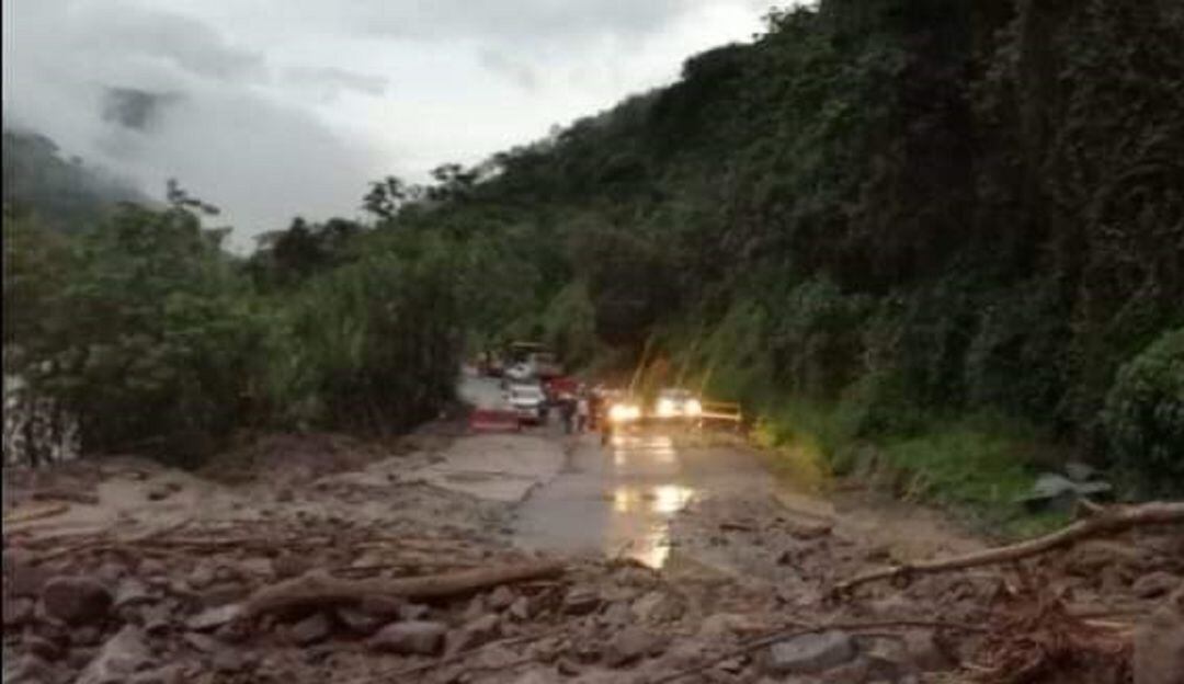 Derrumbe en el sector Arquía de la vía Felisa - La Pintada