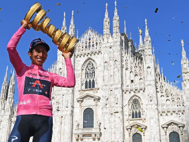Egan Bernal festeja con el trofeo del Giro de Italia.