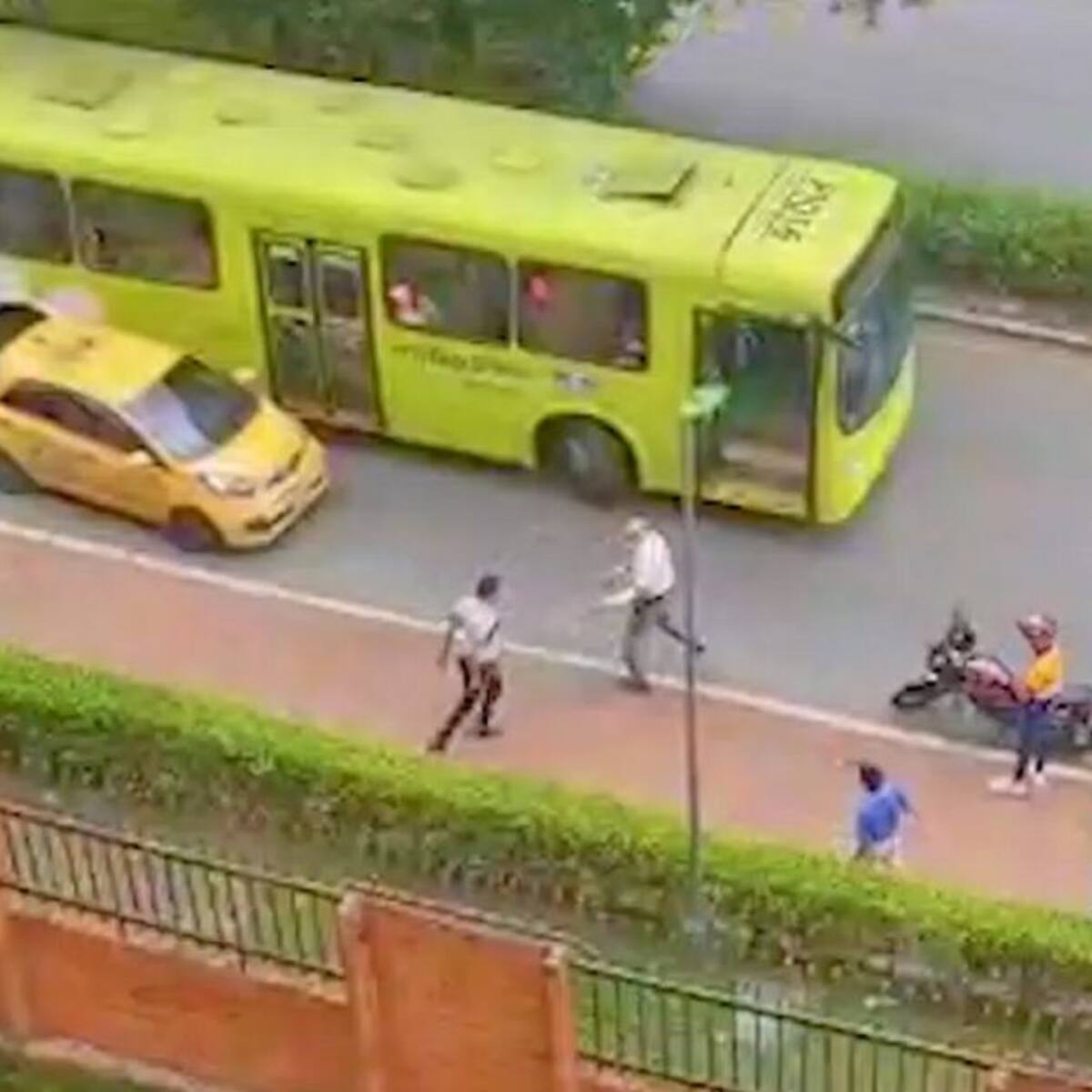 VIDEO: Taxista agredió a conductor de Metrolínea con un cuchillo