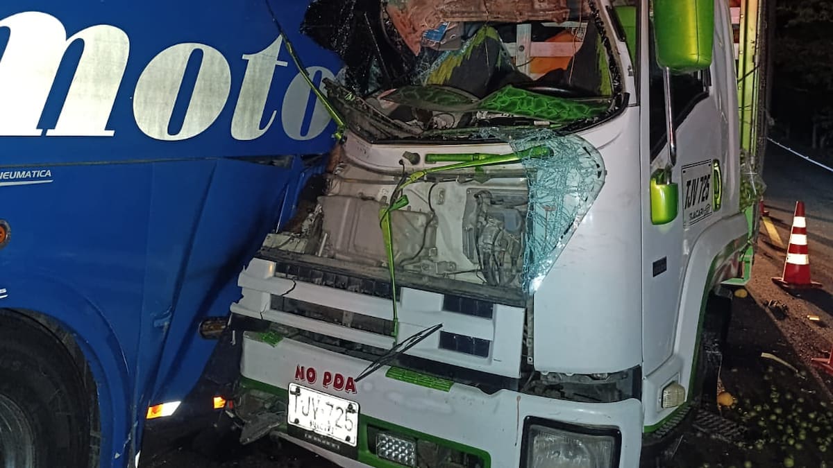 Bus impactado por camión en la vía Garzón–Altamira, dejo cuatro personas heridas y una fallecida