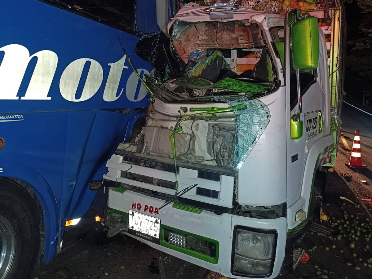 Bus impactado por camión en la vía Garzón–Altamira, dejo cuatro personas heridas y una fallecida