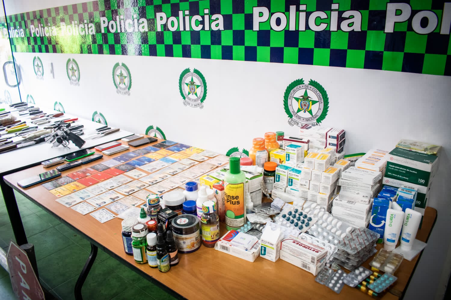Operativo en Kennedy: Más de 200 armas y 500 medicamentos vencidos incautados