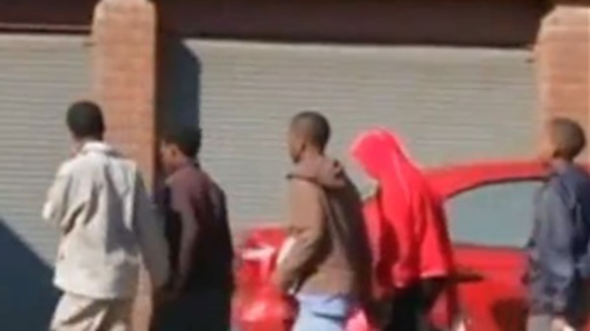 Conmoción en Sudáfrica: 7 jóvenes violan a una menor y suben el video a internet