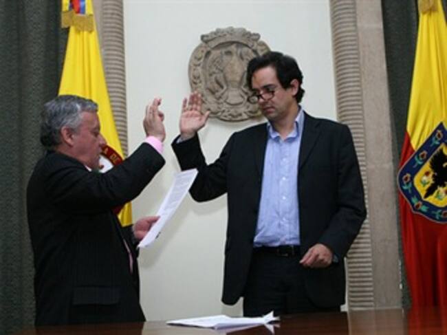 Óscar Sánchez, quien se desempeña como secretario de Educación en Bogotá, remplaza a Petro en condición de alcalde encargado. Foto: Distrito