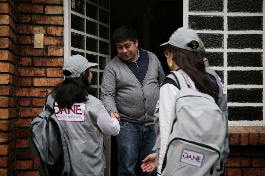 Dos encuestadoras del DANE entrevistando a un ciudadano / Foto: Colprensa