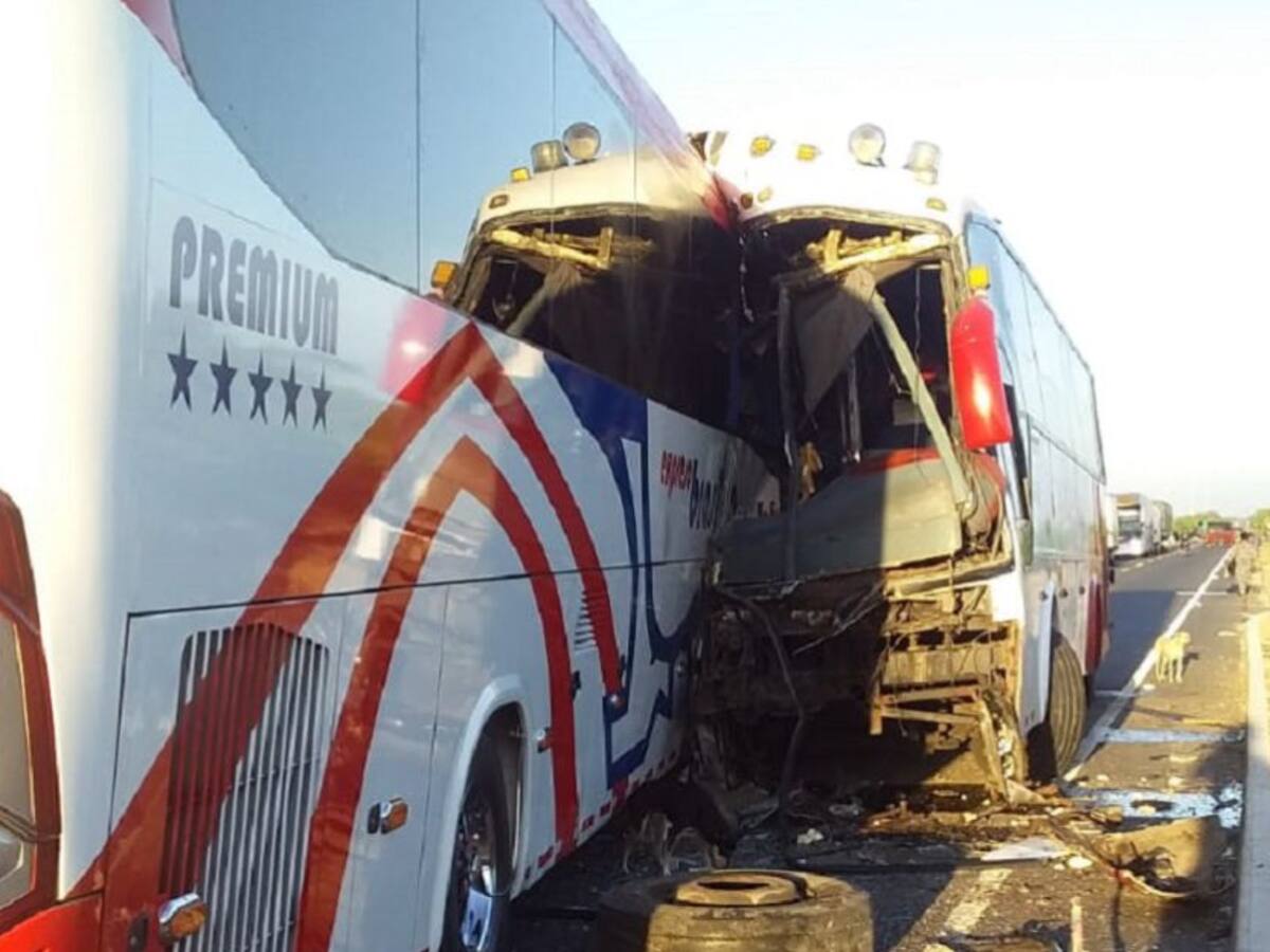 Dos buses chocaron en la Troncal del Caribe: tres personas fallecieron