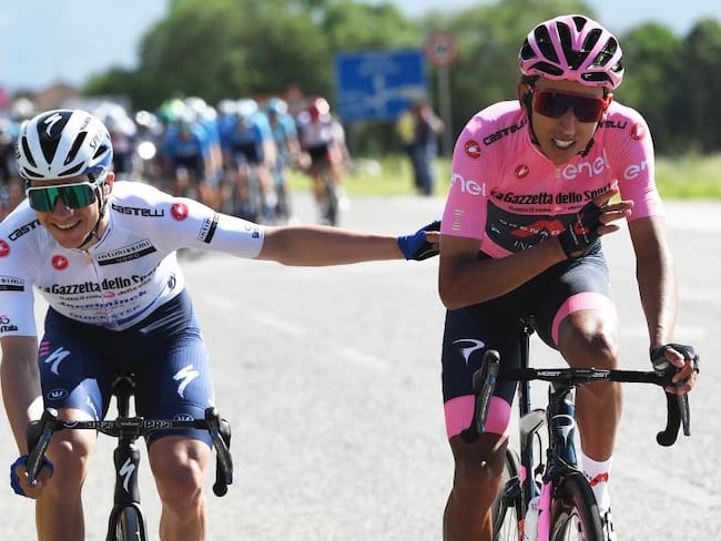 Evenepoel y Egan bromearon durante el sprint intermedio de la décima etapa.