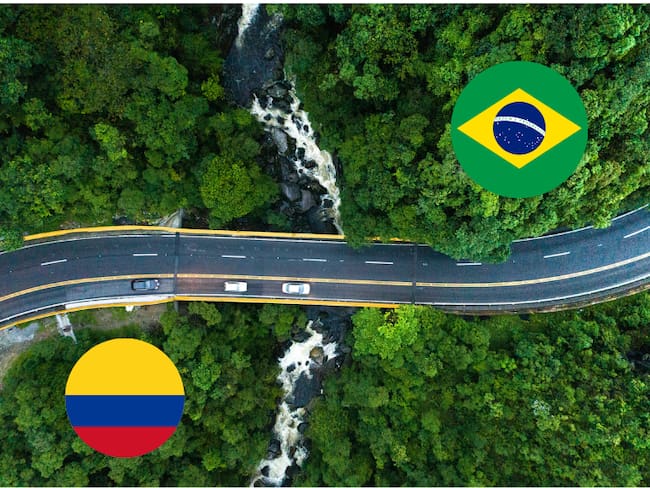 Carretera que pasa sobre un río entre los bosques de Brasil / Banderas de Brasil y Colombia (Getty Images)