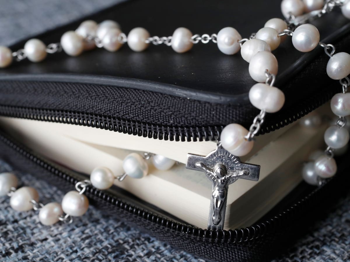 ¿Cuál es la mejor hora para rezar el rosario? Oración y paso a paso