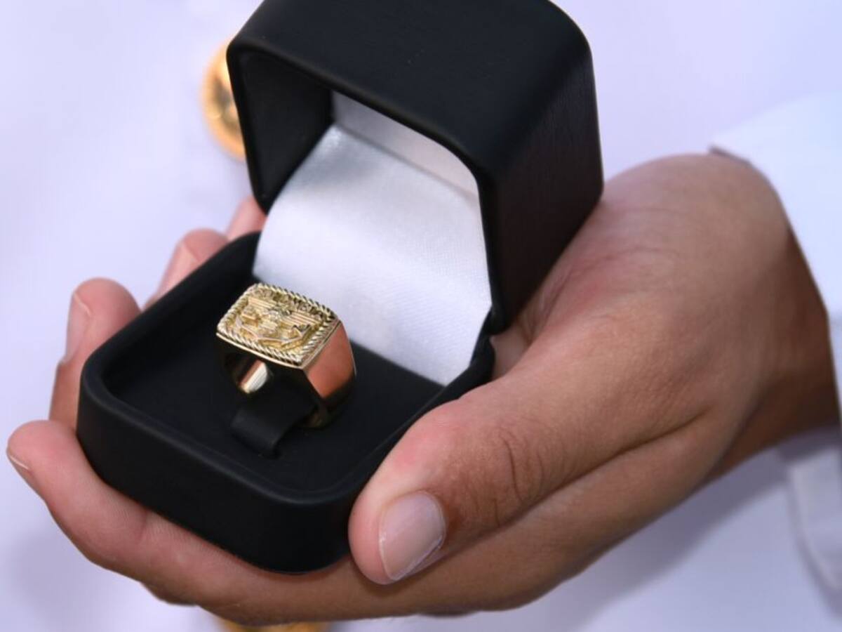 Futuros oficiales navales recibieron anillo del oficial naval en Cartagena