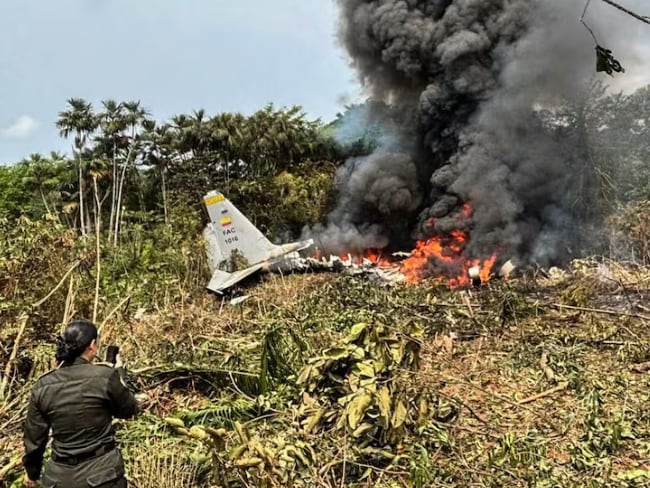 “Las granadas y la pólvora comenzaron a estallar, lo que obligaba a todos a agacharse”: testigo del accidente aéreo en Putumayo
