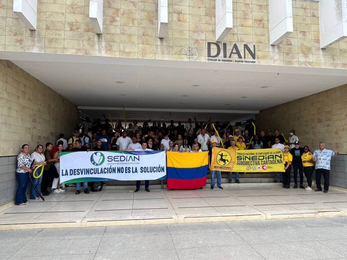 Funcionarios de la DIAN en Cartagena exigieron estabilidad laboral