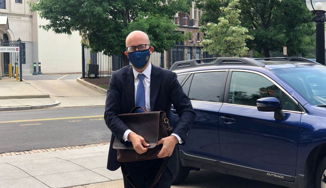 El asesor de Joe Biden, Juan González, llegando a la residencia del embajador Francisco Santos 