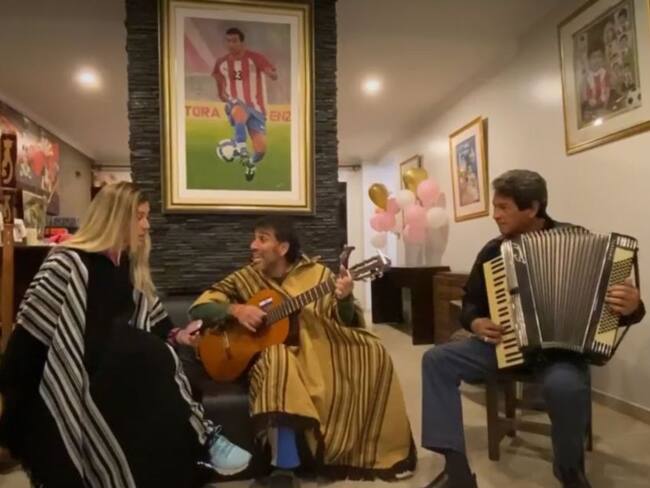 Cantando vallenato el &#039;Pipino&#039; Cuevas habló de Colombia vs Paraguay