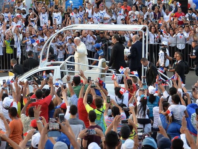 Venezolano salta a caravana vehicular del papa en Panamá