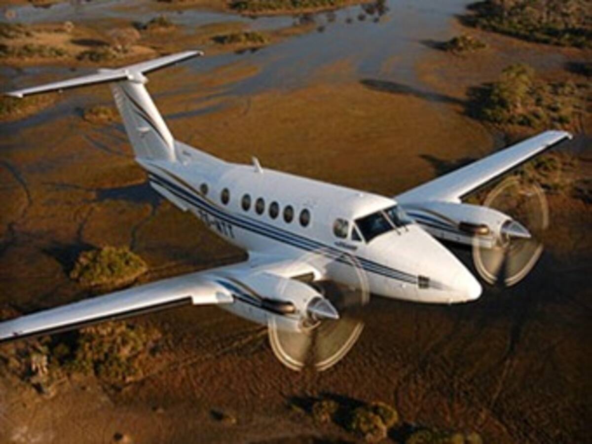 Muere el piloto en pleno vuelo y un pasajero logra aterrizar el avión