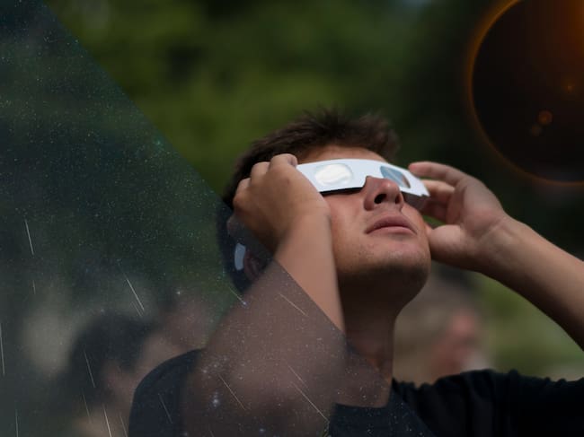 Imagen de fondo tomada de Getty Imagenes (Crédito: Cavan Images) // Imagen del eclipse tomada de Getty Imagenes (Crédito: George Pachantouris) // Imagen de la lluvia de estrellas tomada de Getty Imagenes (Crédito: Gabriel Gonzalez (noctografia) / 500px)