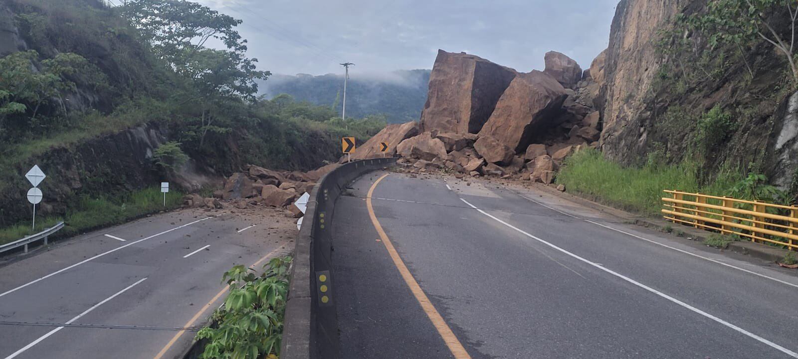 Caída de rocas en la vía, entre Puerto Salgar y Guaduas en Cundinamarca.