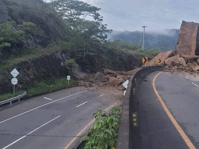 Caída de rocas en la vía, entre Puerto Salgar y Guaduas en Cundinamarca.