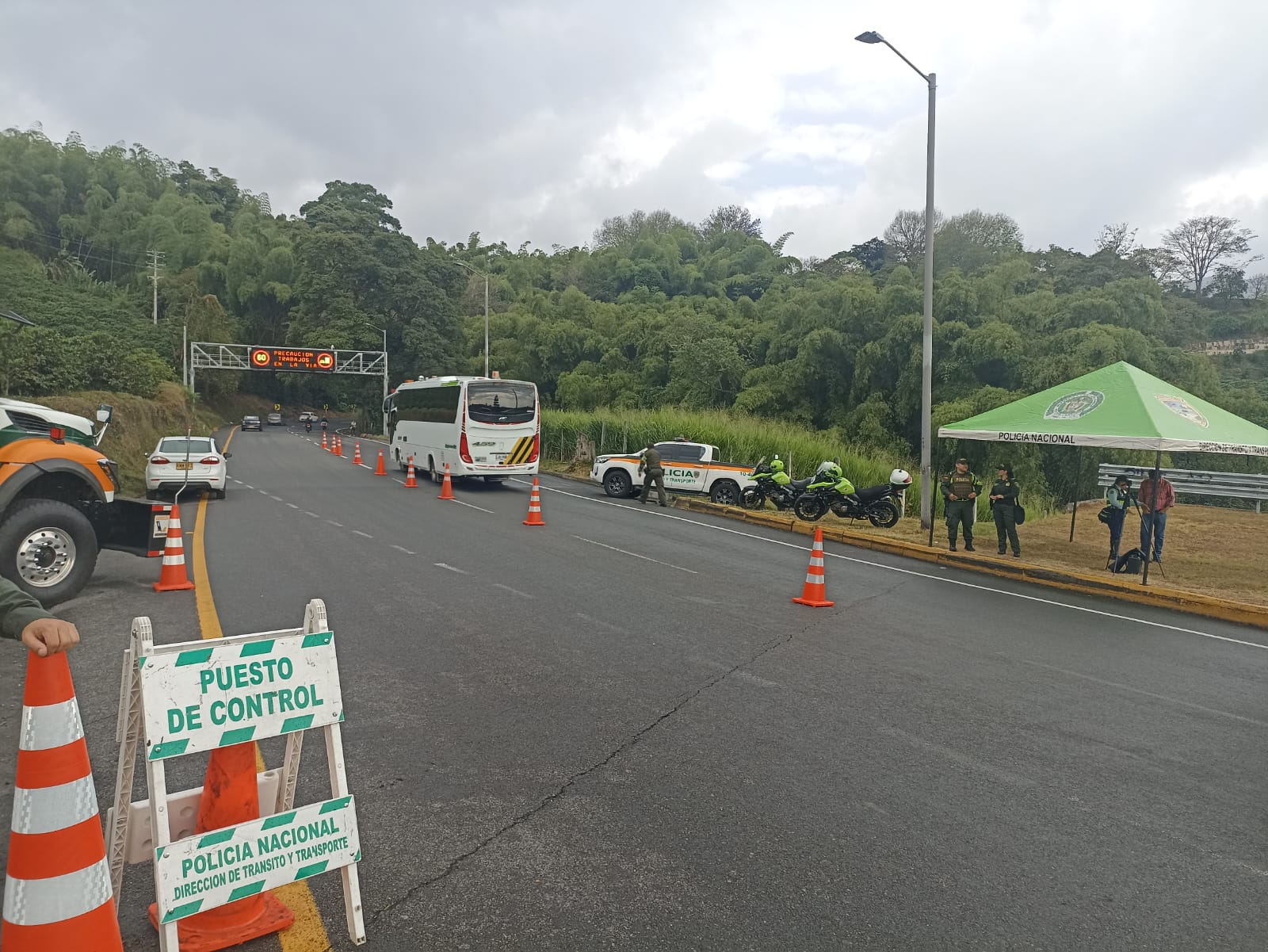 Puestos de control de la Policía de tránsito en la vía La Línea en el Quindío