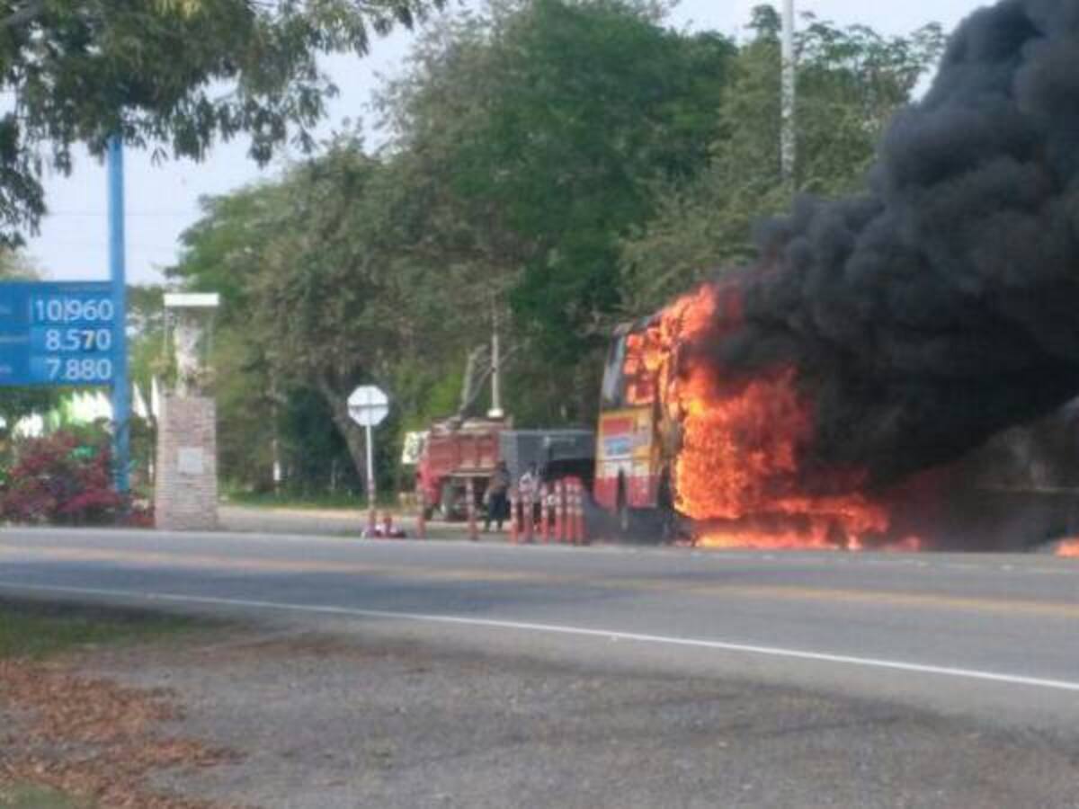 Corto circuito provocó incendio en vehículo de servicio público