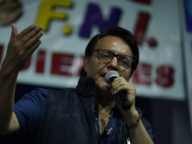 QUITO (ECUADOR), 09/08/2023.- El candidato presidencial Fernando Villavicencio habla durante un mitin de campaña, minutos antes de ser asesinado, hoy, en Quito (Ecuador). Villavicencio fue asesinado este miércoles durante un tiroteo mientras realizaba una acto de campaña en un céntrico sector de Quito. EFE/ STR