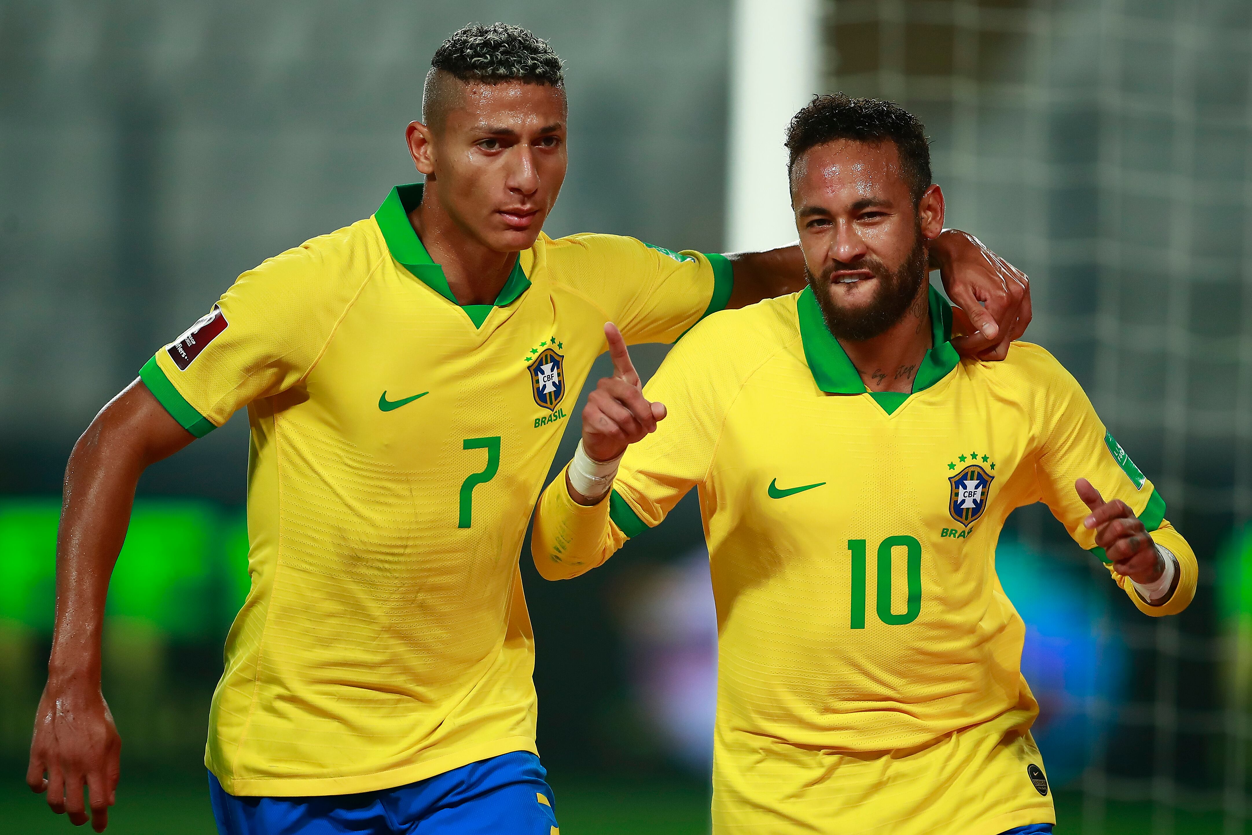 Richarlison junto a Neymar en la selección brasileña. (Photo by Daniel Apuy/Getty Images)